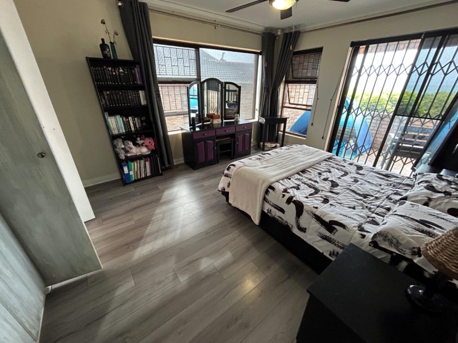 6 Bedroom Property for Sale in Wavecrest Eastern Cape
